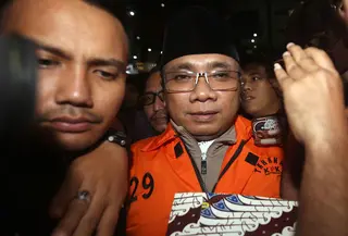 Untuk diketahui, Yaqut Cholil Qoumas merupakan tersangka dugaan tindak pidana korupsi terkait kuota haji untuk penyelenggaraan ibadah haji Indonesia tahun 2023-2024. Tampak dalam foto, mantan Menteri Agama, Yaqut Cholil Qoumas, saat dibawa menuju mobil tahanan di Gedung Merah Putih Komisi Pemberantasan Korupsi (KPK), Jakarta, Kamis (12/3/2026). (Liputan6.com/Helmi Fithriansyah)