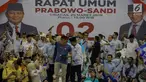 Calon Wakil Presiden nomor urut 02 Sandiaga Uno (peci merah) menyapa pendukungnya saat kampanye terbuka di Gelanggang Remaja Jakarta Utara, Senin (25/3). Sandiaga mengajak seluruh simpatisan untuk memenangkan dirinya serta Prabowo Subianto dalam Pemilu pada April 2019. (Liputan6.com/Faizal Fanani)