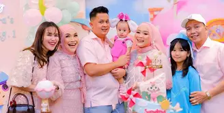 Pesta ulang tahun keponakan Ayu Ting Ting dirayakan dengan meriah bernuansa pink dan biru. Keluarga pun mengenakan busana warna serupa. [@ayutingting92]