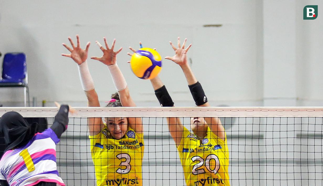 Set keempat keadaan berbalik, Bandung bjb Tandamata dengan mulus memenangkan di set tersebut dengan skor 25-10. Dan set kelima sebagai set penentu untuk kedua tim di final four Proliga 2022, Bandung bj Tandamata berhasil menang dengan skor 16-14. (Bola.com/Bagaskara Lazuardi)