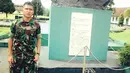 Pesepak bola PS TNI, Erwin Ramdani, bangga berpose mengenakan seragam TNI. (Instagram)