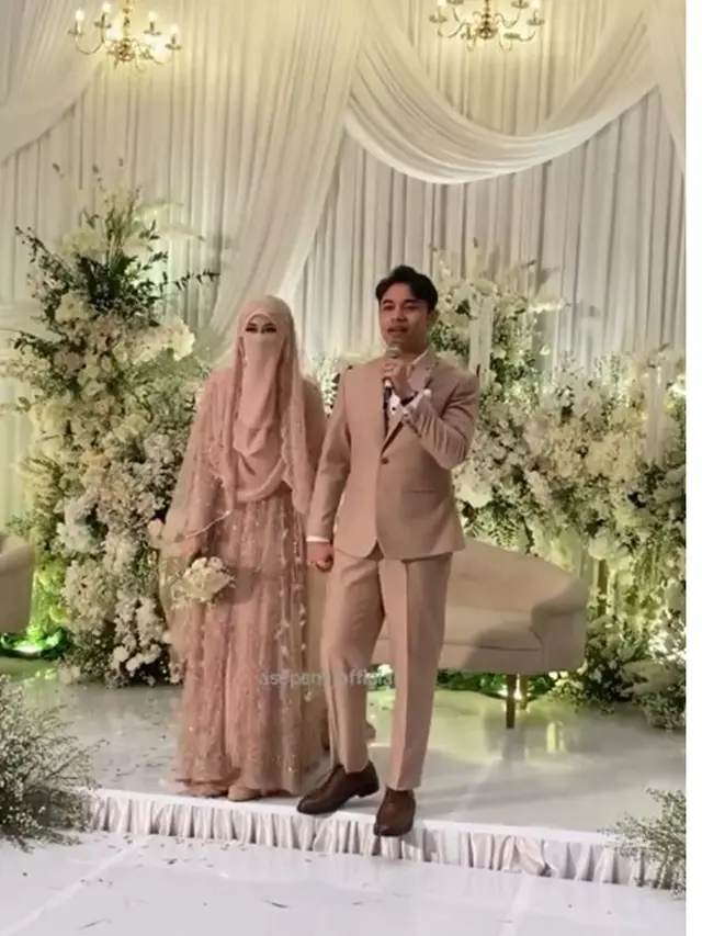 6 Potret Gamis Tinandrose di Resepsi Nikah, Nuansa Dusty Pink Berhias Payet