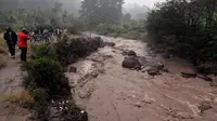 Aliran yang melalui sungai ini merupakan campuran sisa-sisa erupsi yang bercampur lumpur. Hujan yang mengguyur selama beberapa jam membuat aliran sungai menjadi deras (Liputan6.com/Johan Tallo)