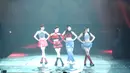 Red Velvet juga tampil dalam balutan denim yang juga dipadukan dengan boots. [Foto: Lanny Kusuma/Fimela]
