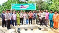 Peletakan batu pertama Program Bedah Rumah Polres Indragiri Hulu di Desa Petaling Jaya.  (Liputan6.com/M Syukur)