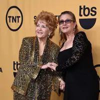 Carrie Fisher bersama ibunya Debbie Reynolds yang meninggal sehari setelah kepergian putrinya. (AFP/Bintang.com)