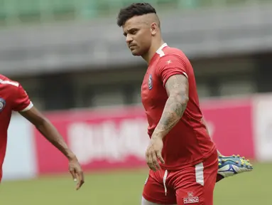 Pemain Arema FC, Robert Lima Gladiator, melakukan pemanasan saat latihan di Stadion Patriot, Bekasi, Jumat (29/3). Latihan ini persiapan jelang perempat final Piala Presiden 2019 melawan Bhayangkara FC. (Bola.com/Vitalis Yogi Trisna)