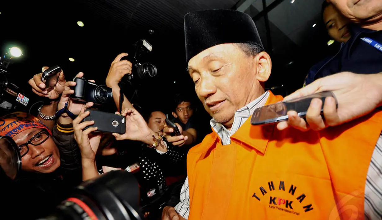Ketua DPRD Bangkalan, Fuad Amin Imron bungkam saat dicecar pertanyaan oleh wartawan, seusai diperiksa KPK, Jakarta, Rabu (3/12/2014). (Liputan6.com/Miftahul Hayat)