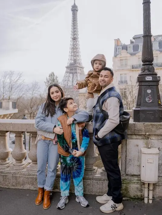 <p>Momen liburan akhir tahun, banyak orang yang berlibur. Salah satunya adalah keluarga Raffi Ahmad yang juga liburan di Paris. [Foto: instagram.com/raffinagita1717]</p>