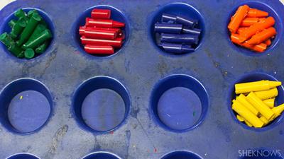 Letakkan patahan krayon dalam loyang | Foto: copyright sheknows.com