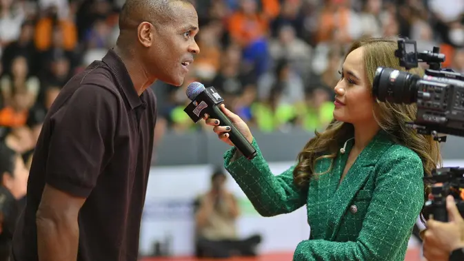 Pelatih Timnas Indonesia, Patrick Kluivert Saksikan Gim 2 Final IBL 2025: Atmosfernya seperti GBK