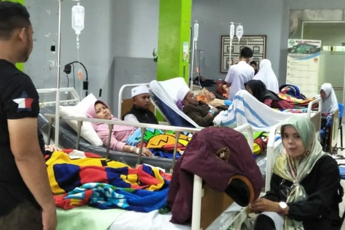 Pasien korban keracunan sedang menjalani perawatan medis di RSUD Leuwiliang, Bogor, Jawa Barat. (Liputan6.com/Achmad Sudarno)