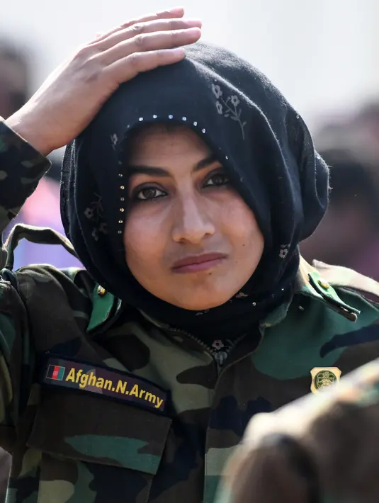 Seorang kadet perempuan Afghanistan menata jilbabnya selama sesi latihan militer di Chennai, Rabu (19/12). Sembilan belas kadet tentara Afghanistan perempuan mengambil bagian dalam program pelatihan militer India. (ARUN SANKAR / AFP)