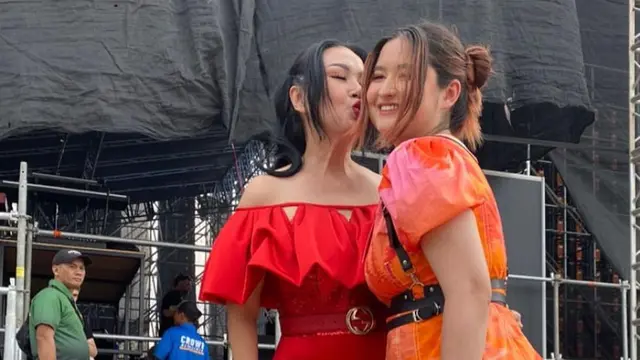 6 Potret Kompak Titi DJ dan Stephanie Poetri dengan Gaun Sunset, Tuai Momen Haru di HITC Jakarta