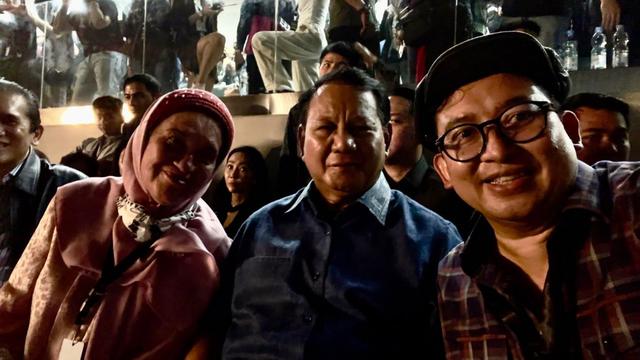 Wakil Ketua Umum Partai Gerindra Fadli Zon duduk sebelahan dengan Menteri Pertahanan (Menhan) Prabowo Subianto yang juga merupakan Ketua Umum Partai Gerindra saat konser Dewa 19 pada Sabtu malam 4 Februari 2023 di Jakarta Internasional Stadium (JIS).