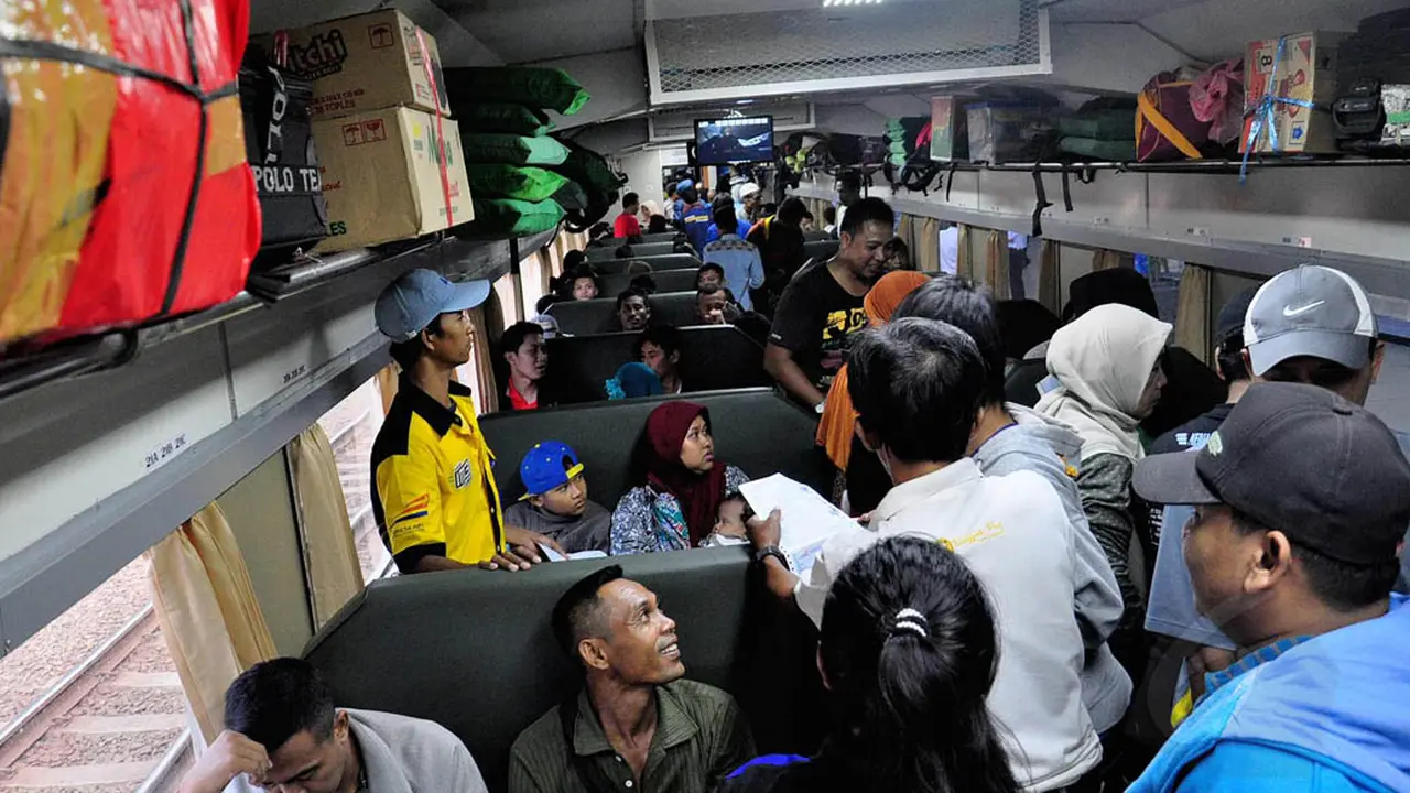 Pemudik Mulai Padati Stasiun Senen 