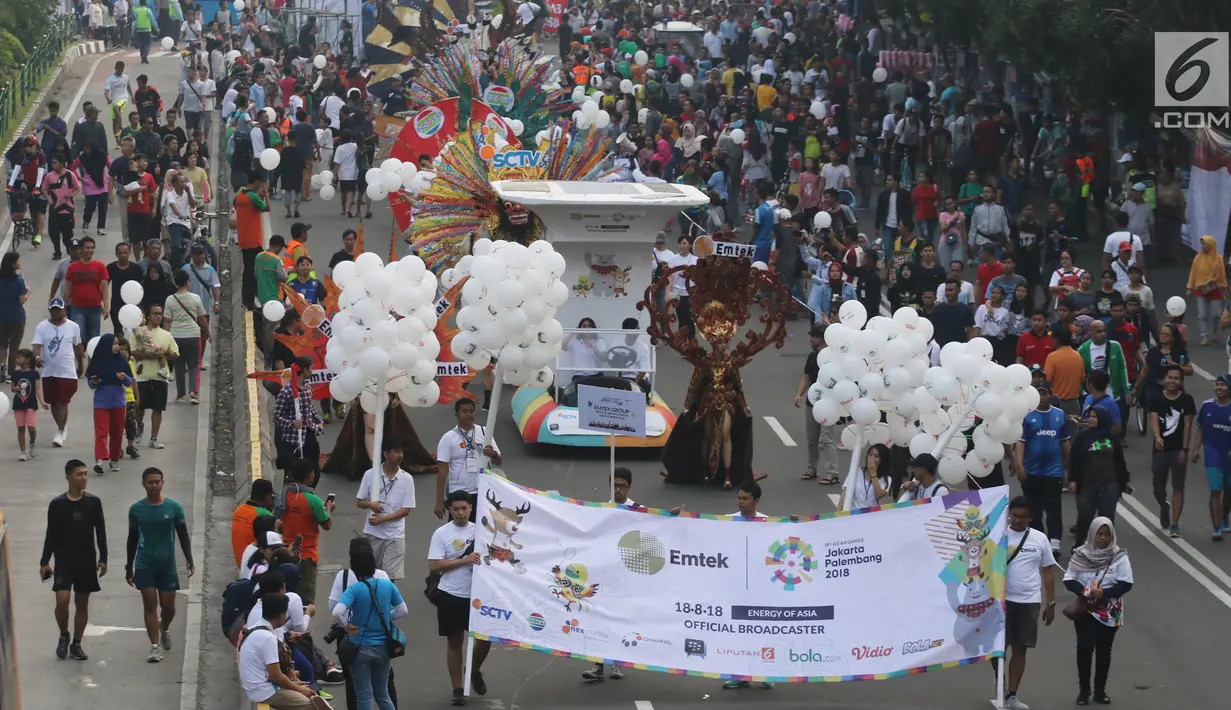 Karyawan PT Elang Mahkota Teknologi (Emtek) menjadi peserta parade Asian Games 2018 di Jalan Thamrin, Jakarta, Minggu (13/5). Kebetulan, Emtek memang jadi pemegang hak siar resmi multievent empat tahunan tersebut. (Liputan6.com/Arya Manggala)