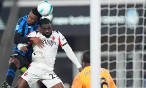 Honest Ahanor berebut bola udara dengan Fikayo Tomori dalam laga Serie A antara Atalanta vs AC Milan di Gewiss Stadium, 29 Oktober 2025. (Spada/LaPresse via AP)