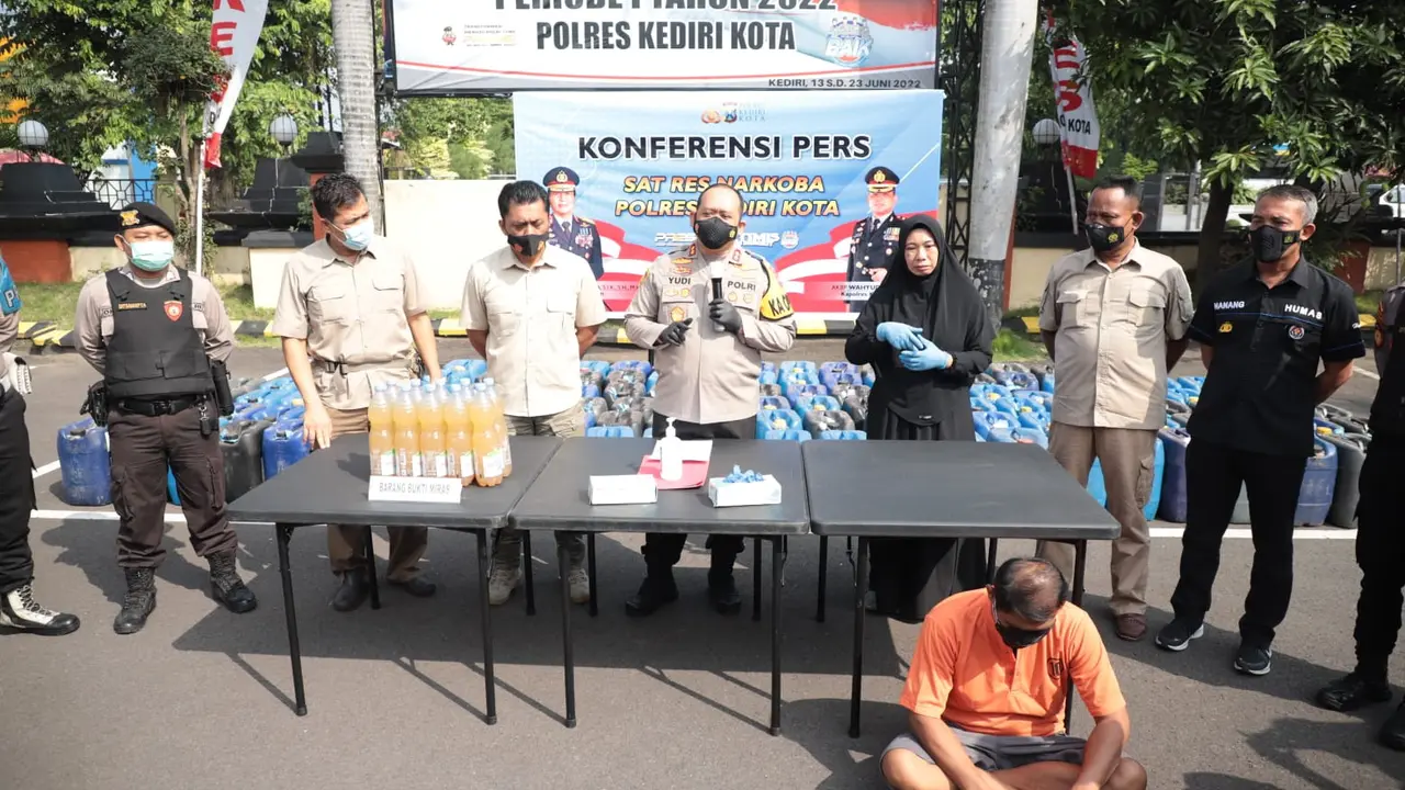 Polisi Kediri menggagalkan peredaran ratusan liter minuman keras jenis Arak Jowo. (Dian Kurniawan/Liputan6.com).