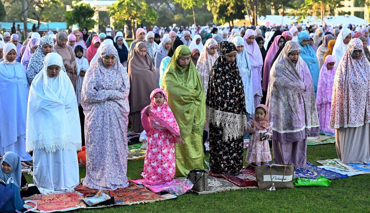 Para jemaah Muslim melaksanakan salat Idul Adha, atau Hari Raya Kurban, di Denpasar, Bali, pada Rabu 27 Mei 2026. (SONNY TUMBELAKA/AFP)
