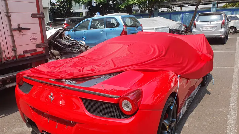 Polisi tetapkan pengemudi Ferrari RAS (29) sebagai tersangka terkait kecelakaan yang terjadi di Jalan Jendral Sudirman, Jakarta Selatan, pada Minggu (8/10/2023).