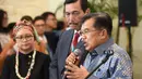 Wakil Presiden RI, Jusuf Kalla berbicara di hadapan media saat pembukaan Forum Indonesia Afrika (IAF) 2018 di Nusa Dua, Bali, Selasa (10/4). ertemuan dua hari tersebut diikuti 53 negara Afrika untuk berdialog dengan Indonesia. (SONNY TUMBELAKA/AFP)