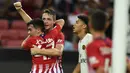 Pemain Atletico Madrid, Borja Garces, melakukan selebrasi usai membobol gawang Paris Saint-Germain (PSG) pada laga ICC 2018 di Stadion Nasional Singapura, Senin (30/7/2018). PSG menang 3-2 atas Atletico Madrid. (AFP/Roslan Rahman)