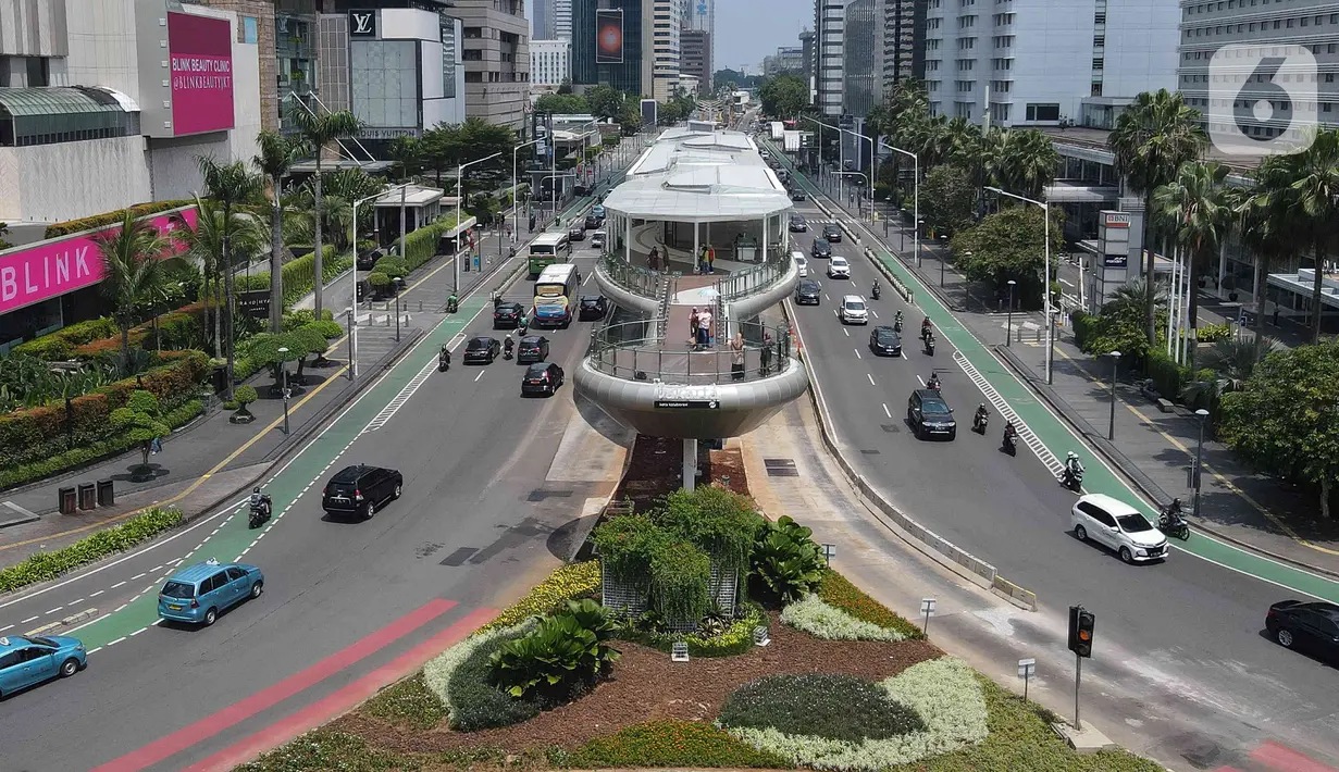 Foto udara halte transjakarta Bundaran Hotel Indonesia (HI) di Jakarta, Kamis (1/12/2022). Dan saat ini, revitalisasi halte Transjakarta Bundaran HI yang bak kapal pesiar mewah yang berlabuh ini memasuki fase finalisasi atau penyelesaian. (Liputan6.com/Herman Zakharia)