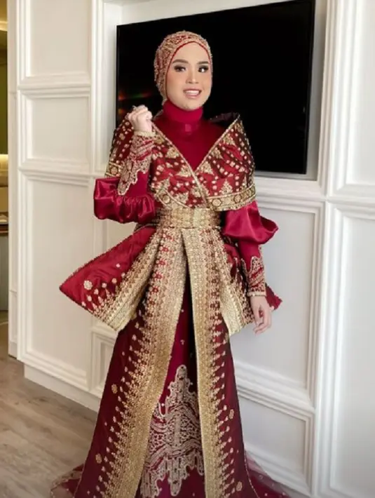 Dress super cantik yang dikenakan Putri Iriani ini disempurnakan dengan hijab yang serasi. [Foto: Instagram/tiffanyliemstudio]