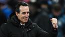 Selebrasi kemenangan pelatih kepala Aston Villa, Unai Emery setelah mengalahkan Arsenal 1-0 pada laga pekan ke-16 Liga Inggris 2023/2024 di Villa Park, Birmingham, Minggu (10/12/2023) dini hari WIB. (AFP/Justin Tallis)