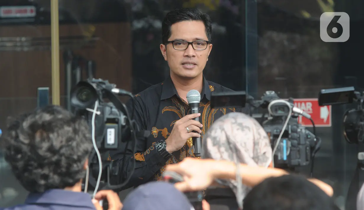 Juru Bicara KPK Febri Diansyah memberikan keterangan kepada wartawan di Gedung KPK, Jakarta, Senin (26/12/2019). Febri melepas jabatan Juru Bicara KPK dan memilih sebagai Kabiro Humas KPK. (merdeka.com/Dwi Narwoko)