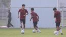 Pemain Timnas Indonesia U-20, Welber Jardim (kiri) menggiring bola dalam sesi latihan terakhir di Lapangan ABC, Kompleks Gelora Bung Karno (GBK), Senayan, Jakarta, Jumat (24/5/2024) pagi, menjelang keberangkatan ke Italia untuk pemusatan latihan (TC) di Como dan selanjutnya mengikuti Toulon Tournament 2024 di Prancis. (Bola.com/Abdul Aziz)