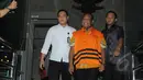 Mantan Gubernur Papua, Barnabas Suebu, keluar dari gedung KPK, Jumat (27/2/2015). Ia resmi ditahan KPK karena kasus dugaan korupsi pengadaan Detailing Engineering Desain PLTA tahun 2009-2010 di Papua. (Liputan6.com/Herman Zakharia)