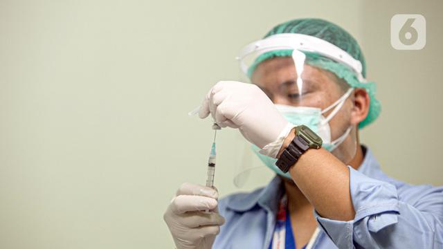 FOTO: Tenaga Kesehatan Lansia Jalani Vaksinasi COVID-19 Perdana di RSCM Jakarta