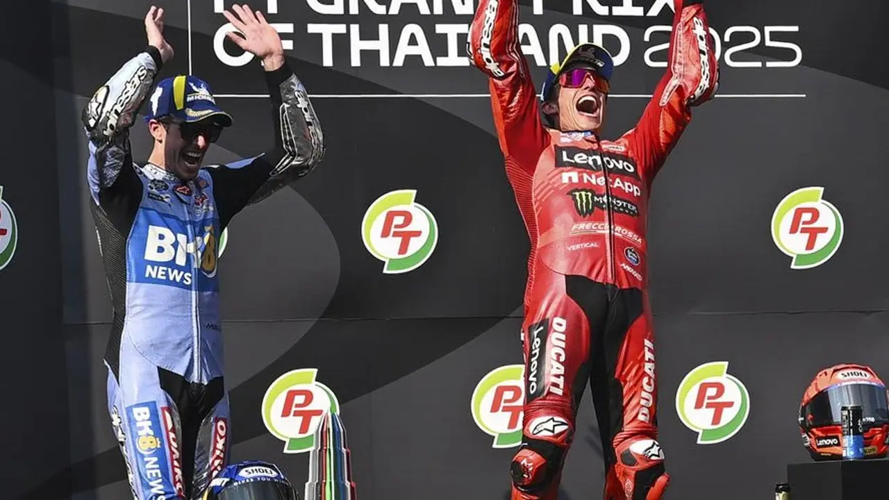 Alex Marquez dan Marc Marquez (c) AP Photo/Kittinun Rodsupan