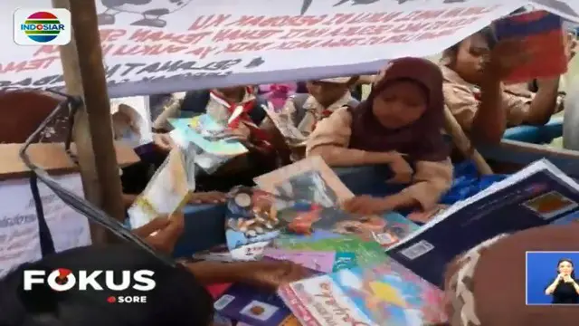Gerobak sapi pustaka ini bukanlah disediakan oleh pemerintah melainkan dari sebuah komunitas warga pegiat minat baca anak Indonesia
