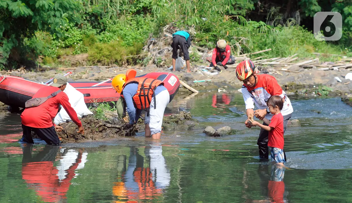 Mahasiswa dari kampus Ibnu Khaldun juga turut serta membantu warga membersihkan sampah di Kali Ciliwung. (merdeka.com/Arie Basuki)