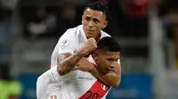 Gelandang timnas Peru, Edison Flores (bawah) berselebrasi dengan rekannya, Victor Yotun setelah mencetak gol ke gawang Cile pada semifinal Copa America 2019 di Arena do Gremio, Kamis (4/7/2019) pagi. Peru lolos ke final Copa America 2019 setelah mengalahkan Cile dengan skor 3-0 (AP/Andre Penner)