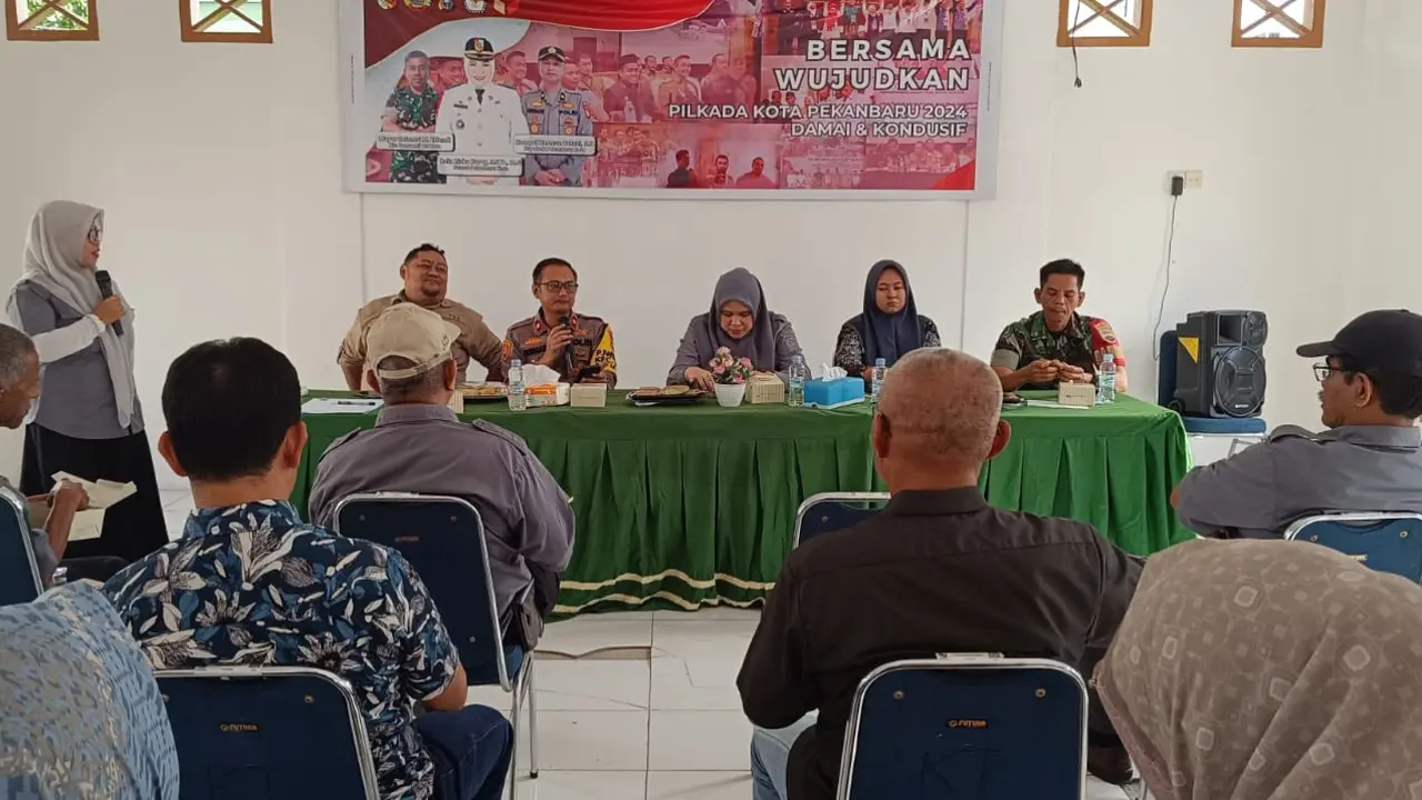 Sosialisasi dan edukasi Pilkada yang dilaksanakan Camat dan Lurah di Pekanbaru bersama kepolisian.