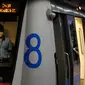Pekerja metro yang mengenakan masker berdiri di kabin pengemudi di New Delhi, Kamis (3/9/2020). Delhi Metro akan membuka layanannya secara bertahap mulai 7 September, bahkan ketika India mencatat beban kasus harian terbesar di dunia, selama hampir sebulan terakhir. (AP Photo/Manish Swarup)
