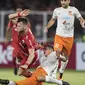 Bek Borneo FC, Azamat Baimatov, menekel striker Persija Jakarta, Marko Simic, pada laga Liga 1 di SUGBK, Jakarta, Sabtu (14/4/2018). Persija menang 2-0 atas Borneo FC. (Bola.com/Vitalis Yogi Trisna)