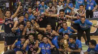 Pelita jaya Energi Mega Persada sukses keluar sebagai juara IBL 2017 setelah menundukkan Satria Muda Pertamina, pada laga gim ketiga babak final di Britama Arena, Jakarta, Minggu (7/5/2017). (Bola.com/Nicklas Hanoatubun)