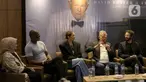 Musisi David Foster (kedua kanan) saat menggelar jumpa pers di Indonesia Convention Exhibition (ICE) BSD, Kabupaten Tangerang, Banten, Sabtu (15/6/2024). (Liputan6.com/Herman Zakharia)