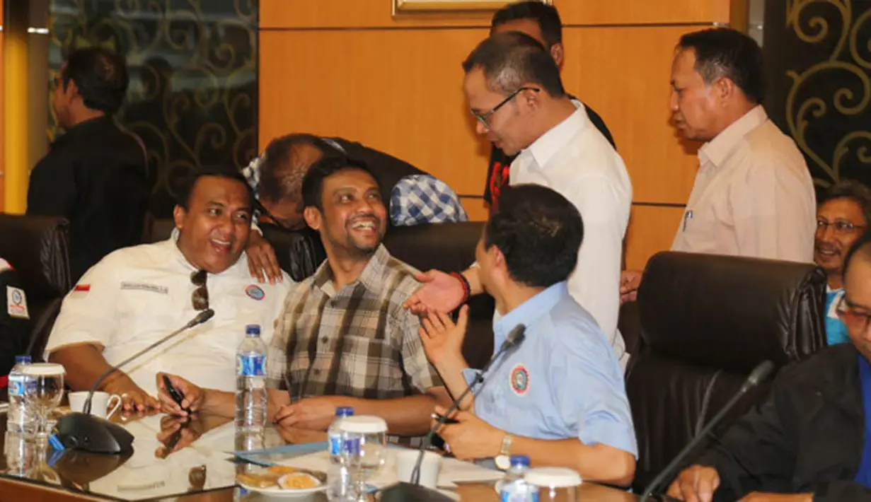 Menteri Tenaga Kerja M Hanif Dhakiri mengatakan pemerintah masih terus melakukan kajian untuk menemukan formula yang terbaik bagi kenaikan upah buruh