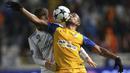 Duel pemain APOEL, Lorenzo Ebecilio (kanan) dan pemain Real Madrid, Nacho pada laga Liga Champions grup H di GSP stadium, Nicosia, (21/11/2017). Madrid menang 6-0. (AP/Petros Karadjias)