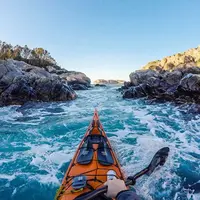 Merasakan sensasi menjelajah perairan Norwegia di atas kayak lewat potret-potret berikut ini.