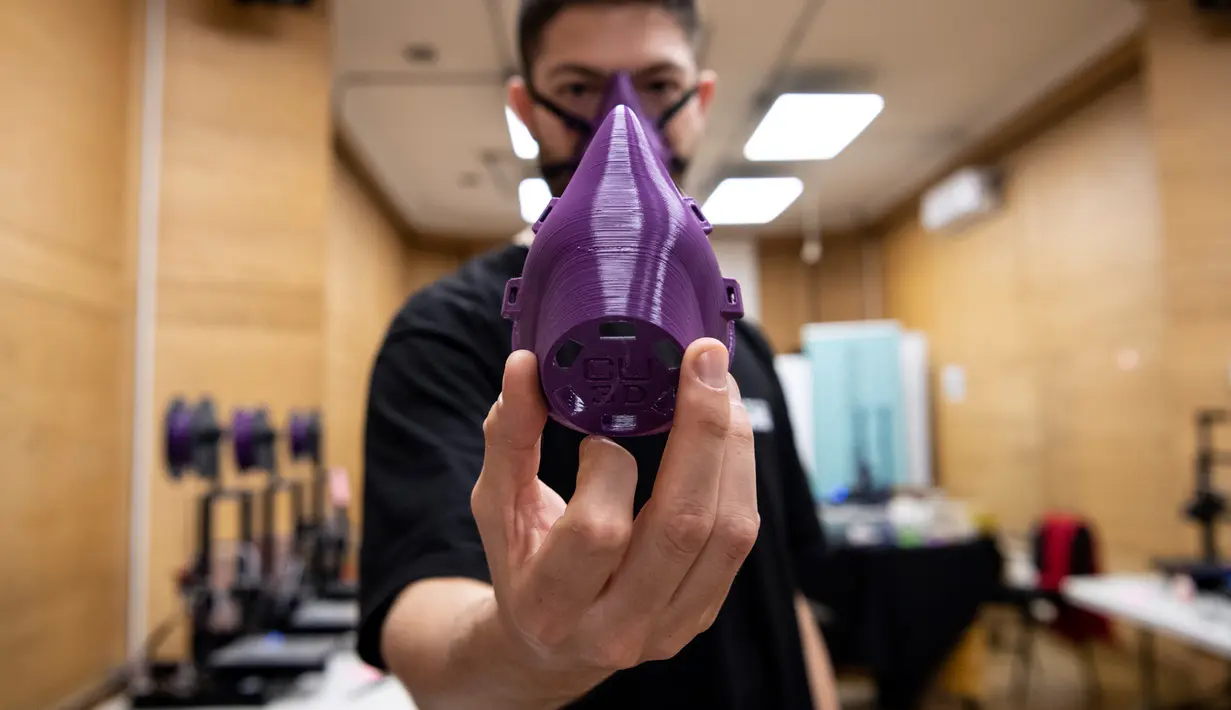 Teknisi Felipe Maturana menunjukkan masker yang dibuat menggunakan printer 3D di Santiago, Chile, (5/5/2020).  Pembuatan masker dengan printer 3D tersebut dilakukan sebagai upaya untuk melawan penyebaran virus corona Covid-19. (AFP/Martin Bernetti)