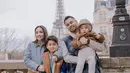 Raffi Ahmad dan Nagita Slavina juga diketahui sedang menghabiskan waktu menjelang akhir tahun di Paris. Potret manis keluarga ini dengan outfit bernuansa bumi. [Foto: Instagram/raffinagita1717]