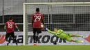 Pemain Manchester United Bruno Fernandes (kiri) mencetak gol lewat tendangan penalti ke gawang Copenhagen pada perempat final Liga Europa di Cologne, Jerman, Senin (10/8/2020). Manchester United menang 1-0. Manchester United menang 1-0. (Sascha Steinbach/Pool via AP)