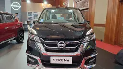Kesan yang berkelas tampak pada sisi depan Nissan Serena. Mobil ini dilengkapi dengan Headlamp yang sudah menggunakan LED dengan proyektor LED dan foglamp yang masih halogen. Untuk menambah kesan elegan, mobil ini dilengkapi sentuhan chrome pada grill dan bempernya.